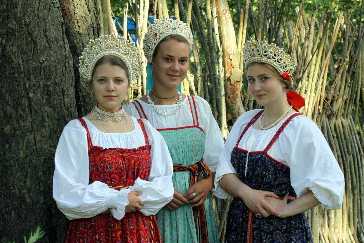 Sexy model Girls in Slavic costumes in Merath