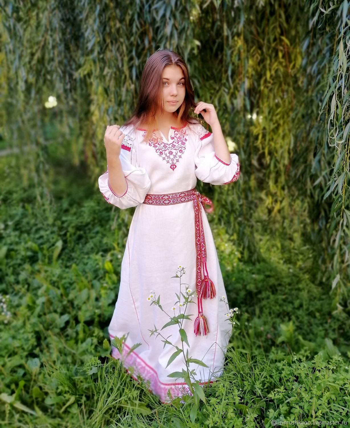 Girl Girls in Slavic costumes in Merath